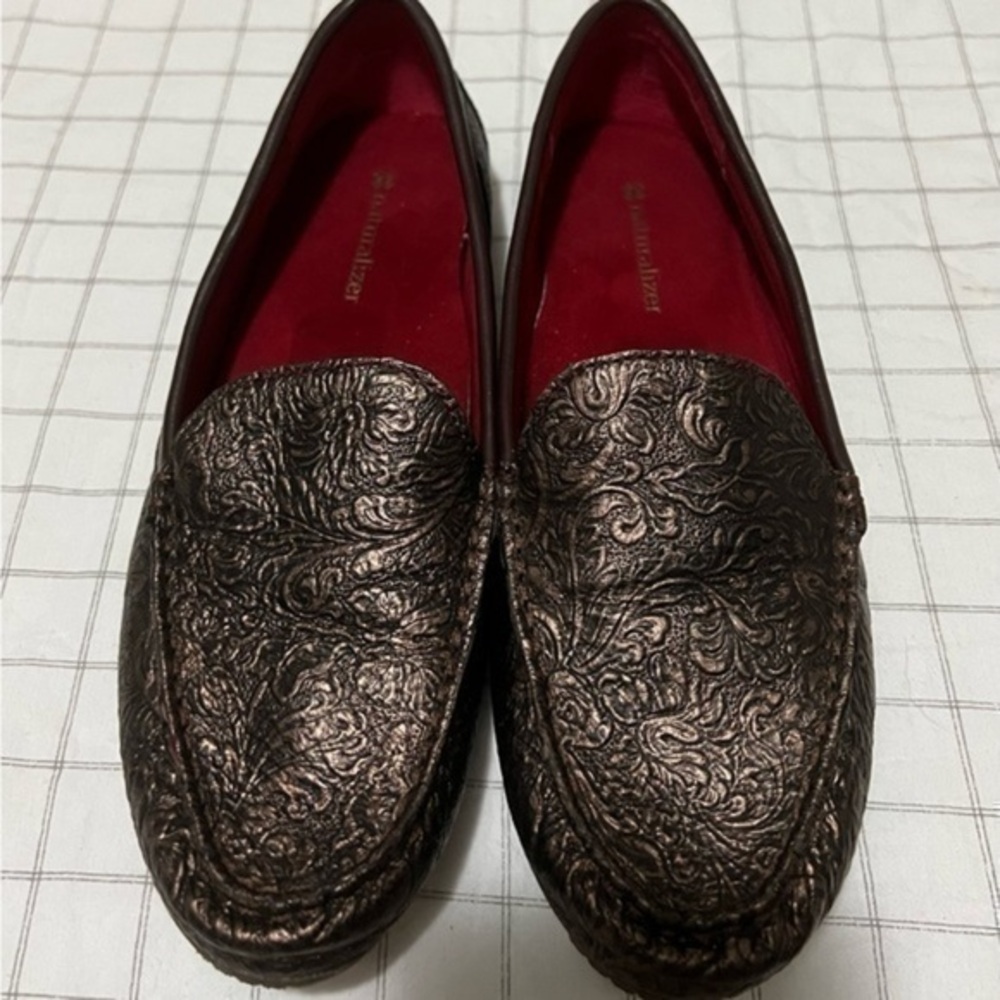 Like new Naturalizer embossed copper brown loafer driving mocassin size 6 1/2 M